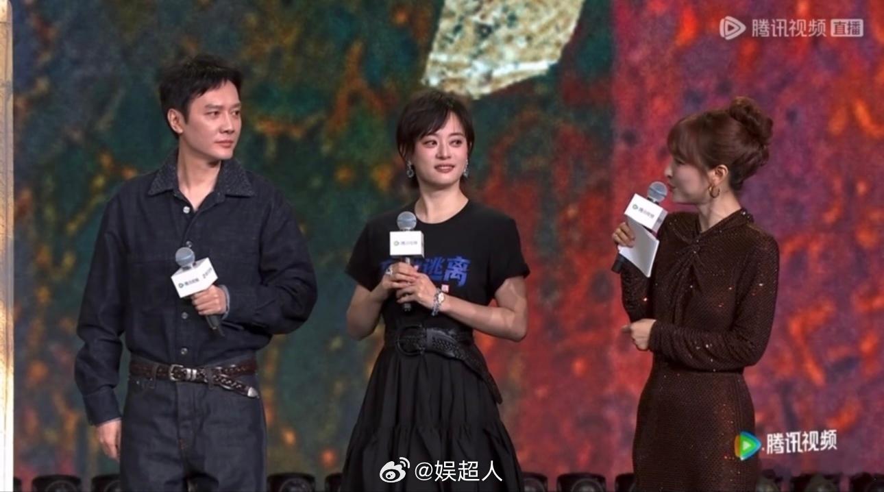 孙俪穿原地逃离组服剧宣寻女母亲马红蕾这个角色看着就厚重，孙俪穿组服亮相那个劲儿已