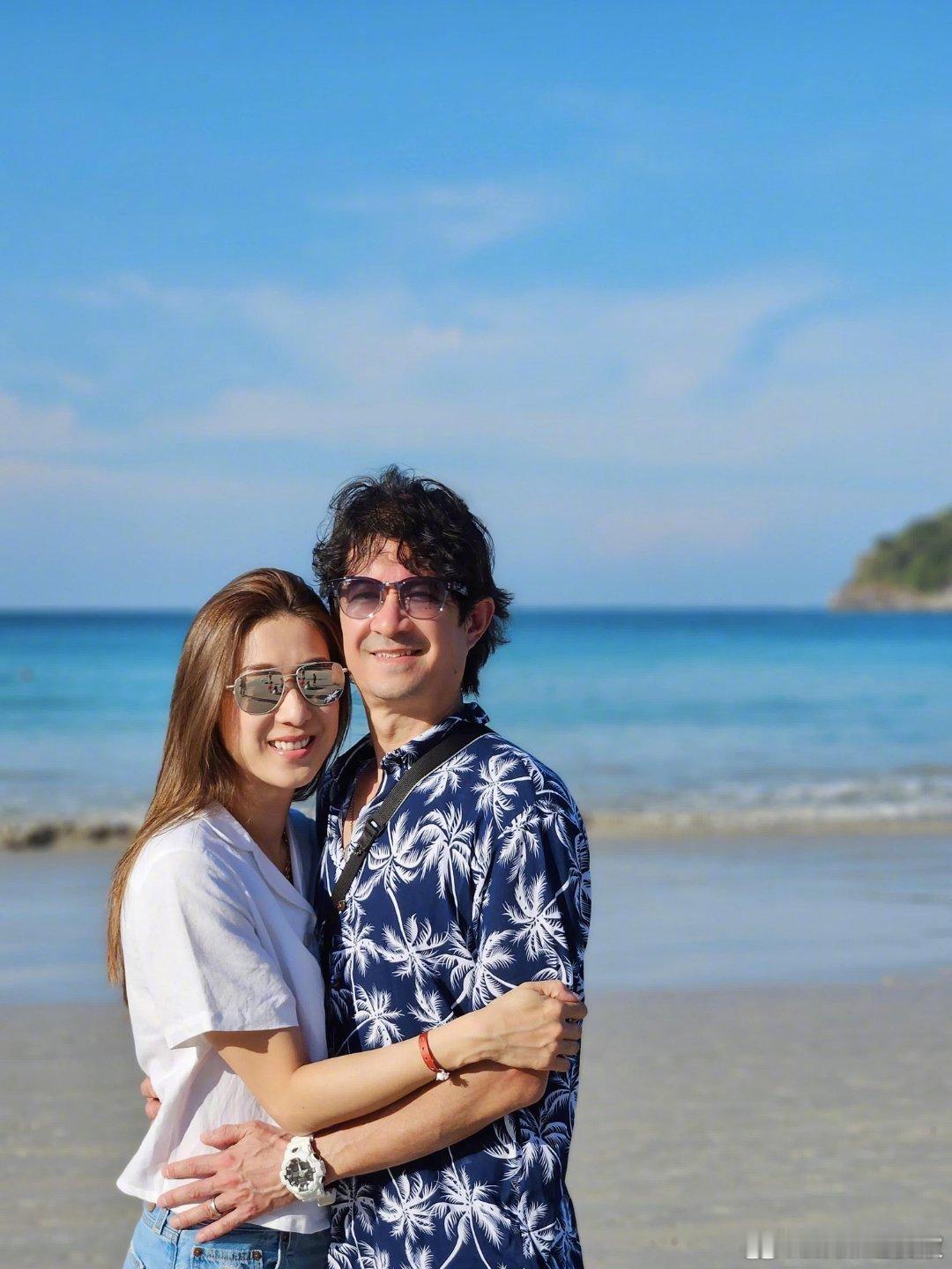 钟嘉欣先追的老公钟嘉欣老公是姐姐介绍的 据港媒，近日在节目中分享最初是姐姐介绍老