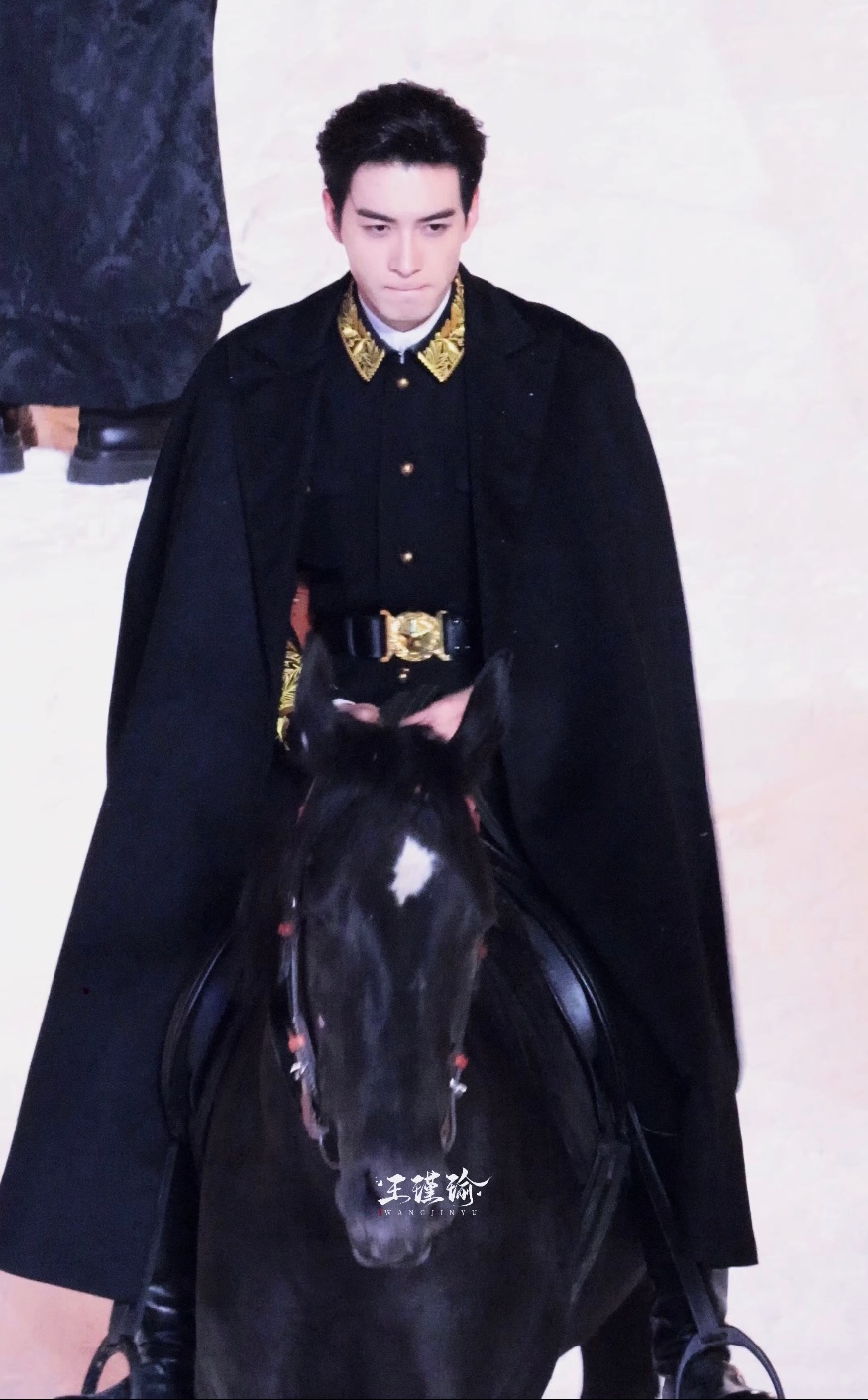 秦霄一：🤨😐🫤再威严的秦部长，私下里骑上黑马也是萌萌滴[害羞][亲亲]陈星
