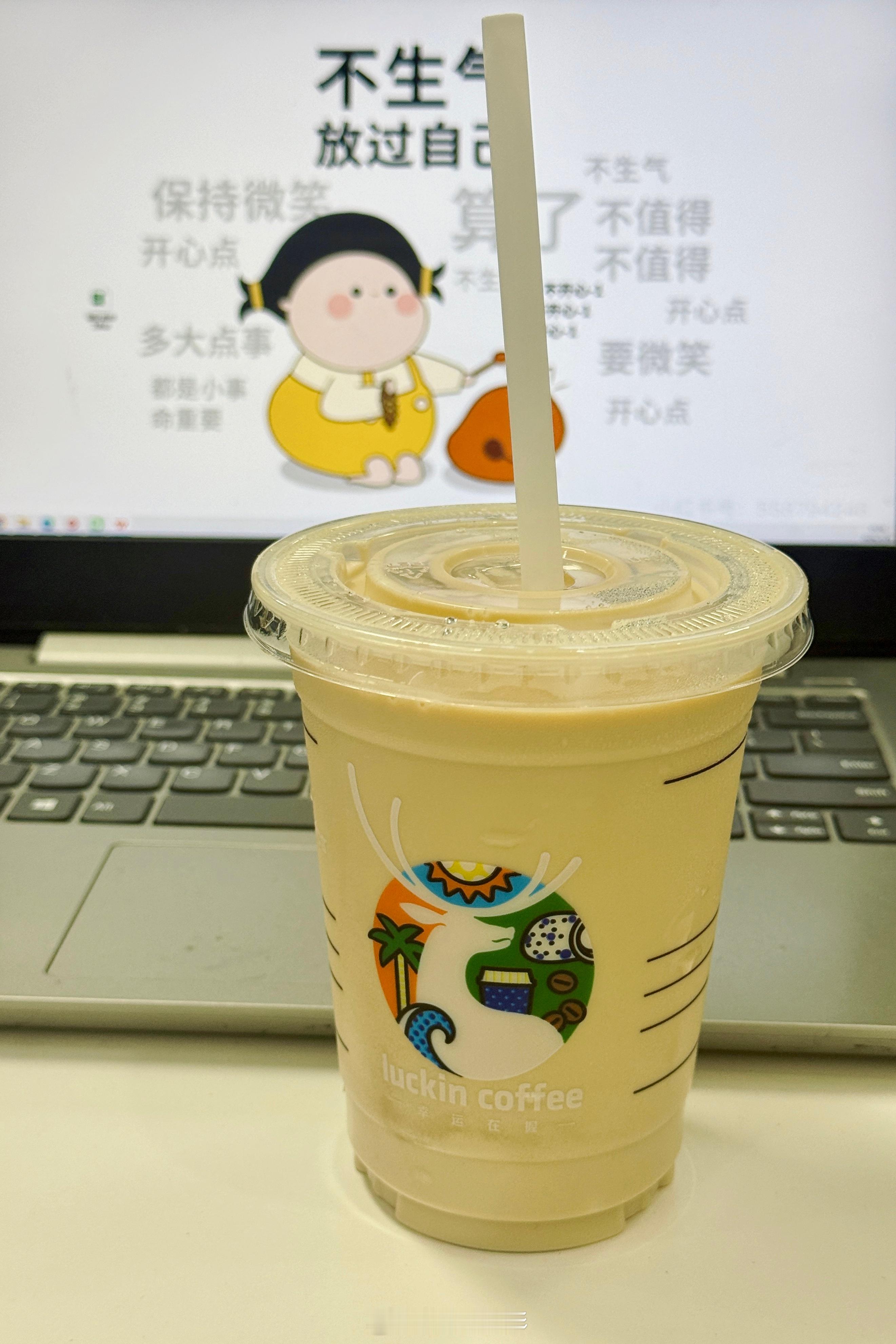 没忍住又点了杯拿铁☕️中午散步见到的咪，花色好特别😍 