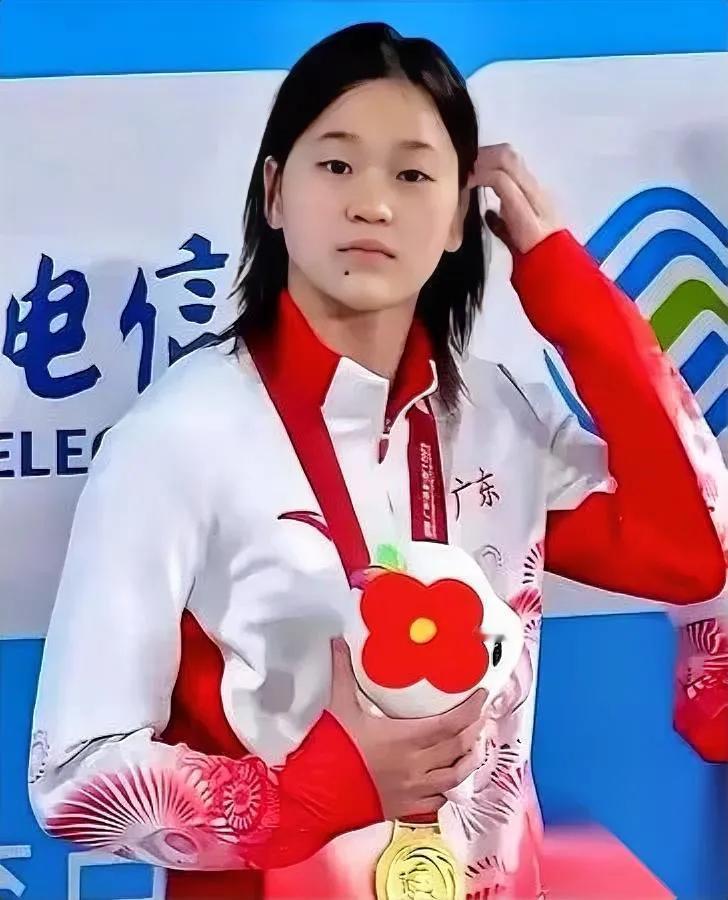 全红婵被玩偶砸中后

没晒照却干了件大事

比赛结束被两百只玩偶"砸中"，换别人