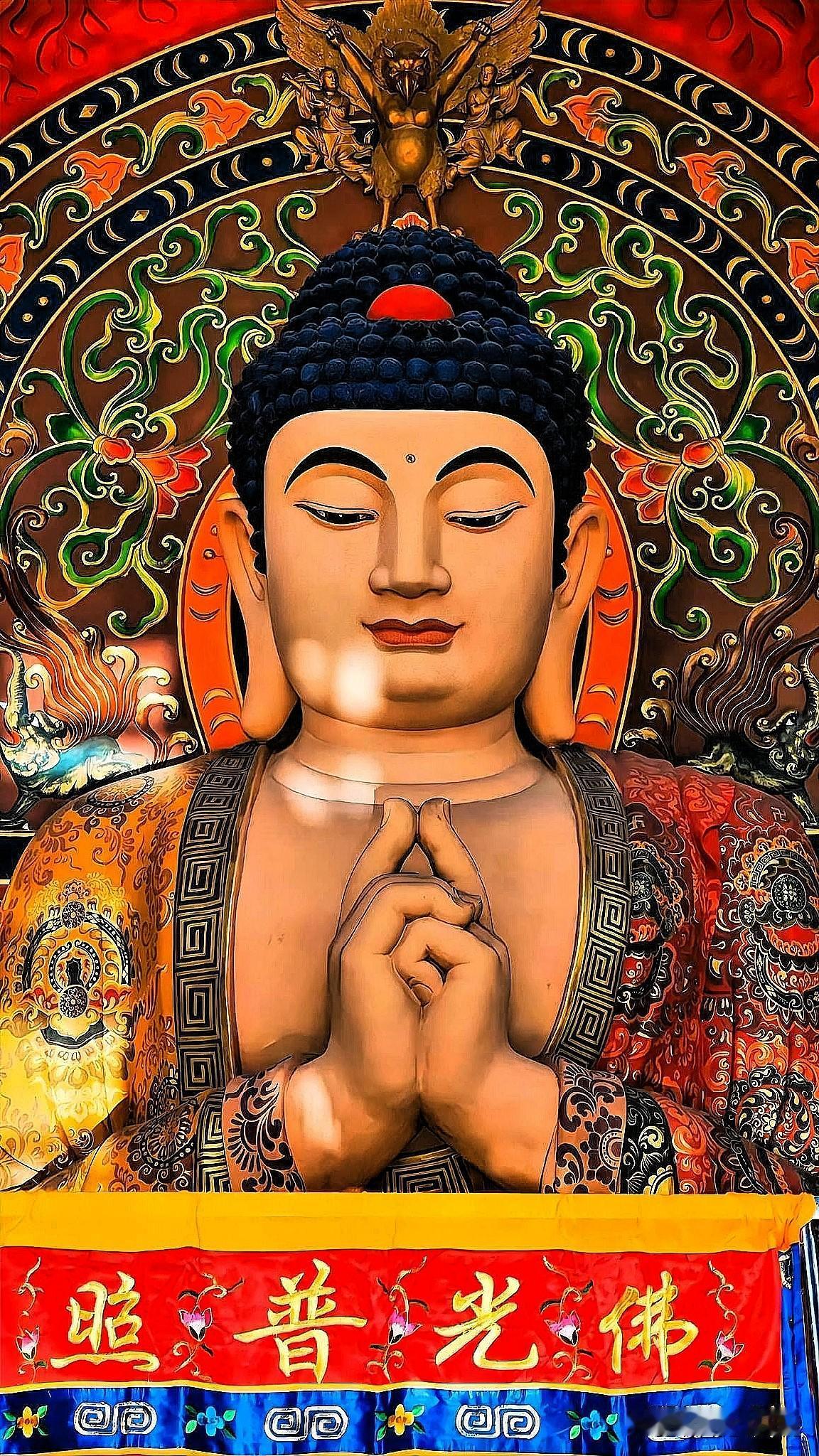 去寺庙走了一趟，突然就活明白了。
 
我们总在焦虑未发生的事，纠结已过去的事，羡