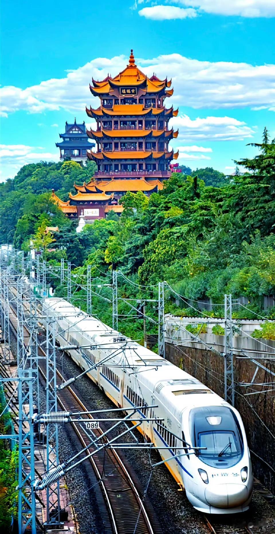 李白在黄鹤楼写送别：孤帆远影碧空尽，唯见长江天际流。沅汰博物馆 

许浑在宣城谢