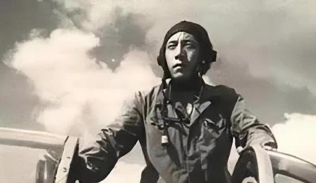 1990年，叛逃至苏联的飞行员王宝玉心中很激动，终于能去美国了。岂不知，王宝玉刚