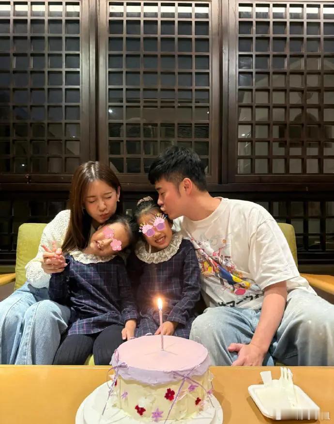 #陈赫张子萱一家四口久违同框#之前张子萱和陈赫非常默契，几乎没让对方以正脸形式出