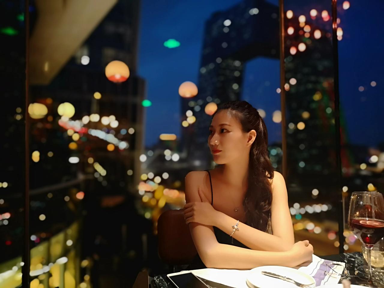 穿有女人味的衣服合适，拍照也好看