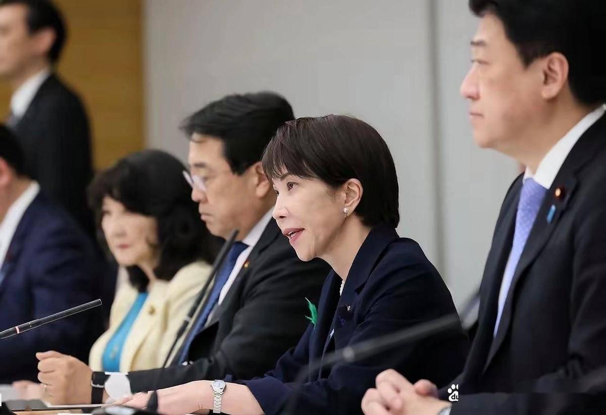 高市早苗在复活军国主义的道路上已经渐行渐远。6月8日，日本在首相官邸又一次组织了
