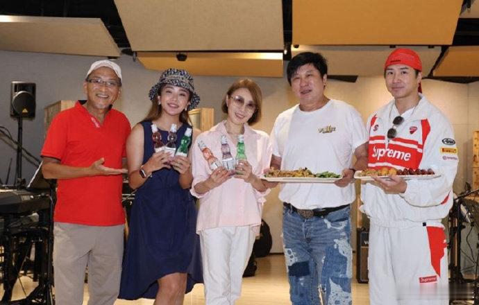 #欧弟官宣再婚##欧弟说将登记结婚# 据台媒，欧汉声接受《真爱秀·蓝宝石大歌厅》