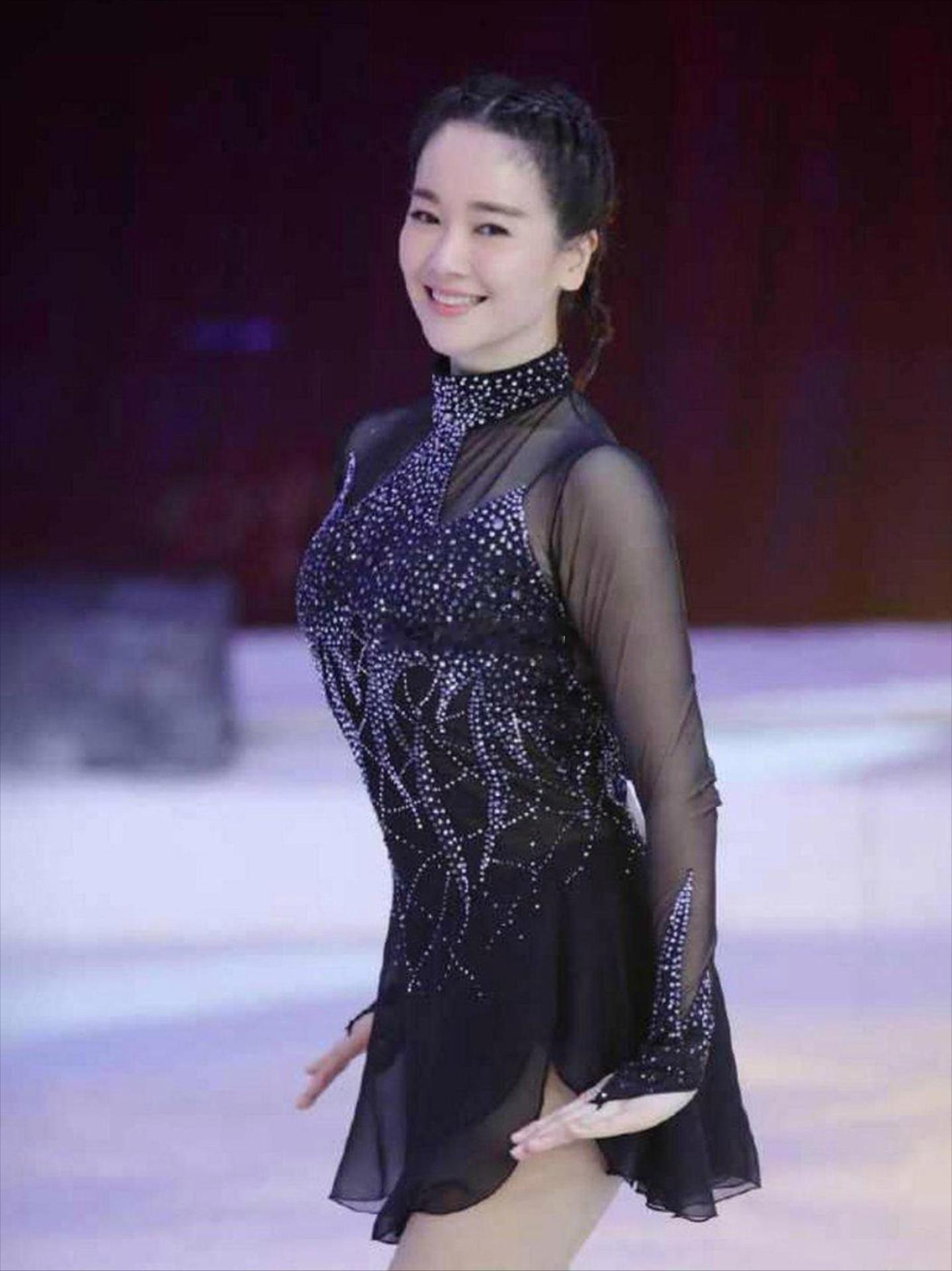 左小青体操底子紧致丰满，腰肢柔韧，全身线条流畅，这状态说20岁都有人信 ​​​