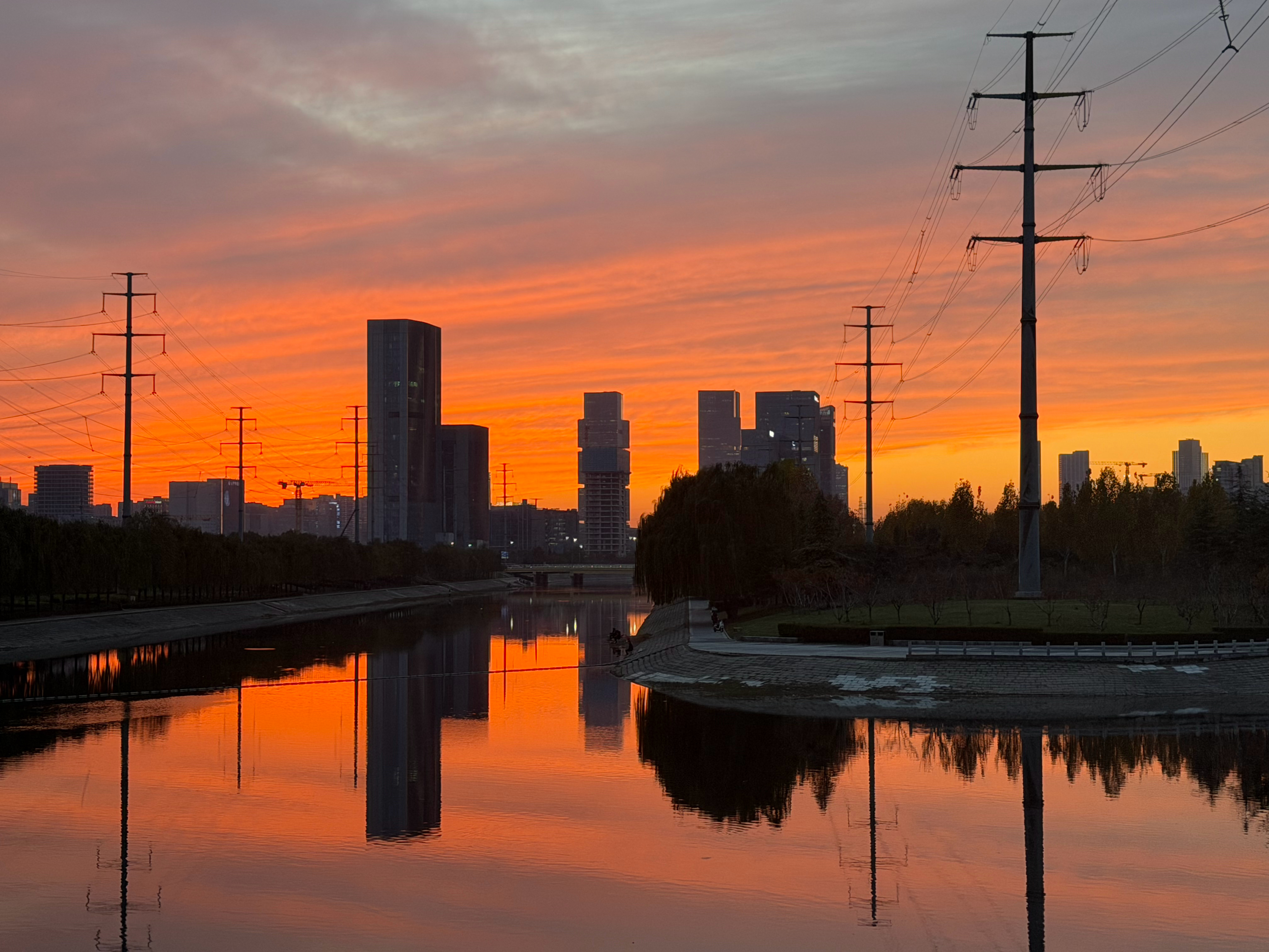 山区飘雪，城市晚霞 