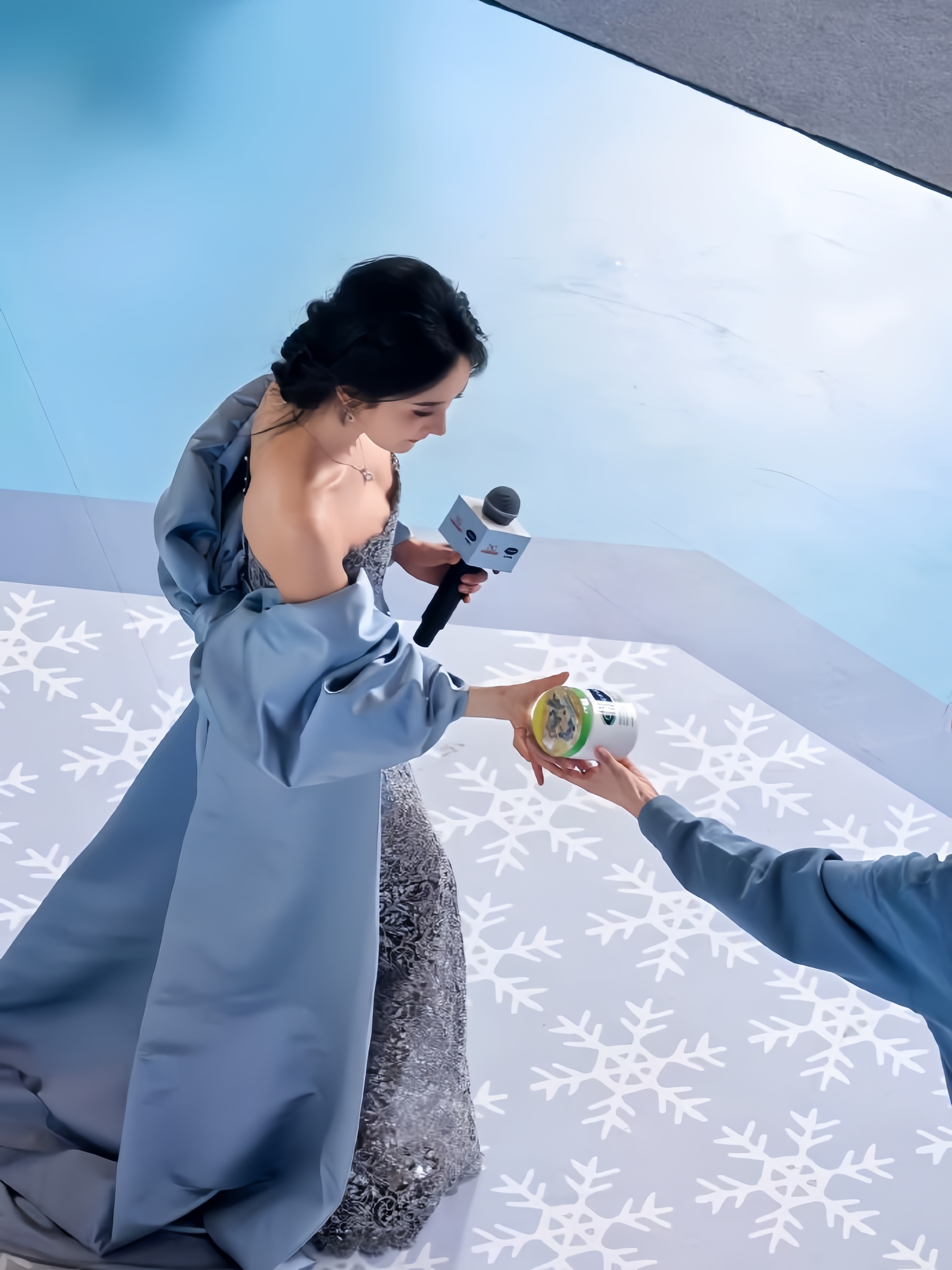 杨幂真是慷慨亲妈 