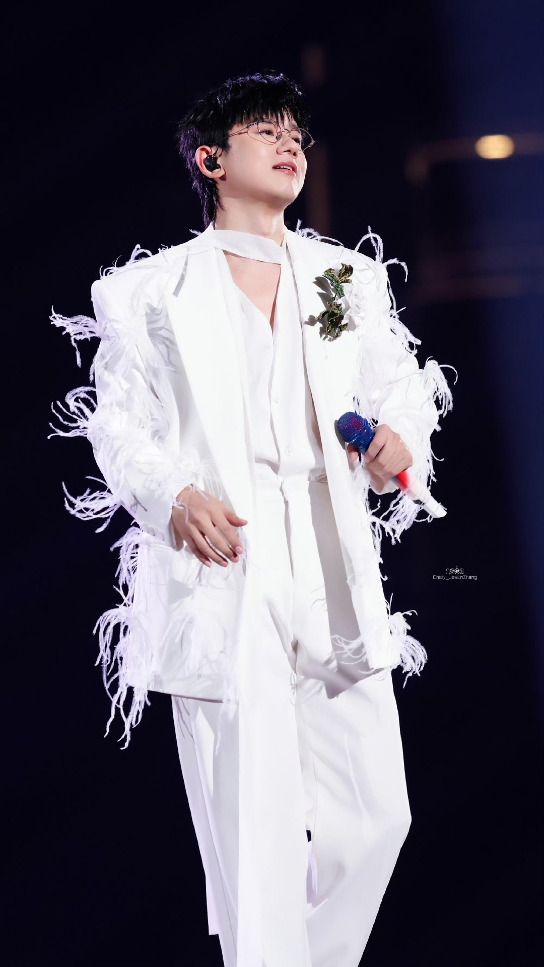 张杰台州演唱会的羽毛白西装鲨疯了！缎面质感衬得身形利落又贵气，流苏羽毛随动作轻晃