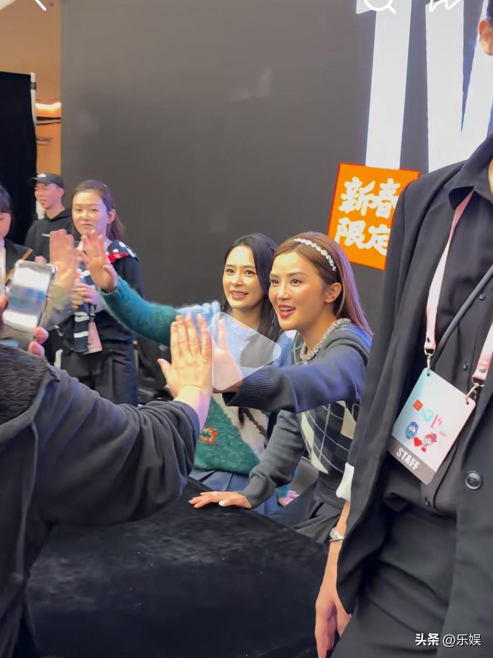 阿娇真的。这个年龄还可以如此美丽。而且忽胖忽瘦都不影响她皮肤紧致感。而且很自然没