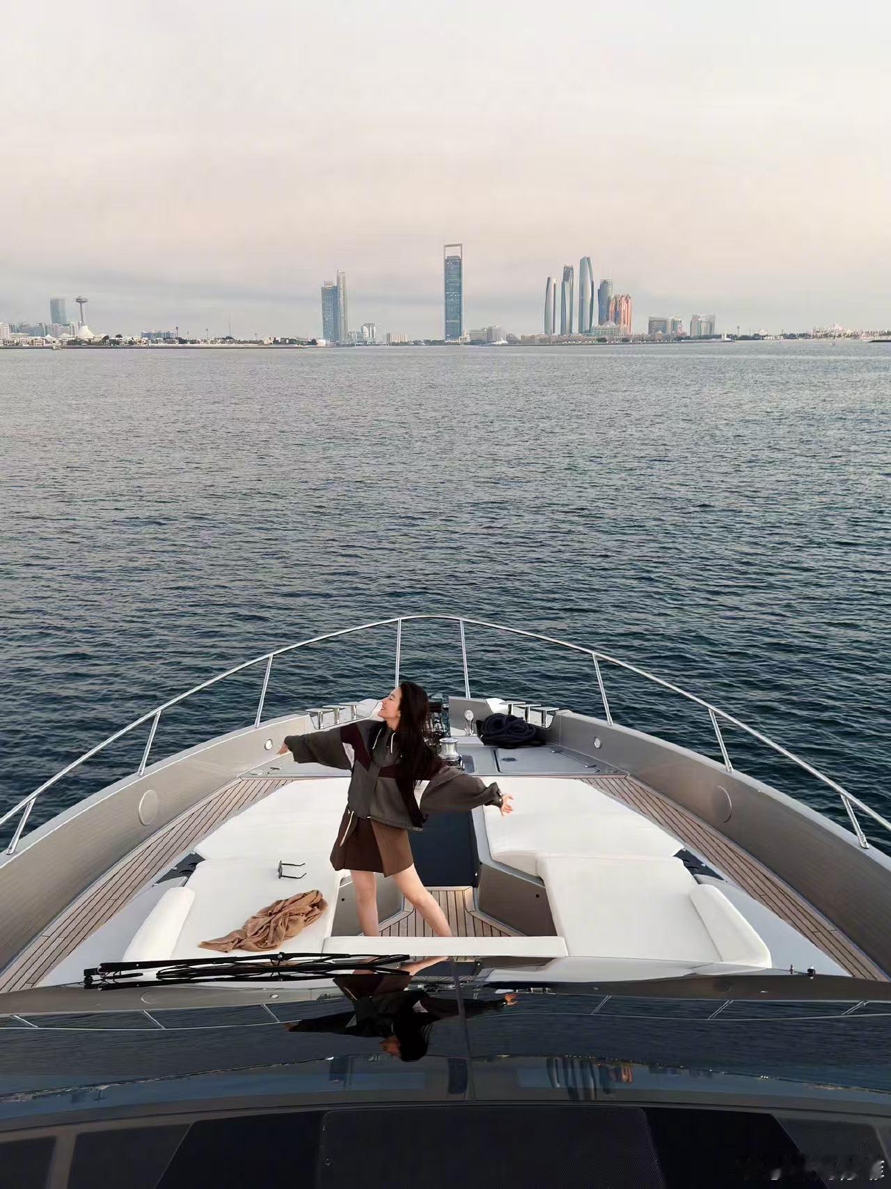 刘亦菲游艇照刘亦菲游艇大片刘亦菲游艇照，好美，