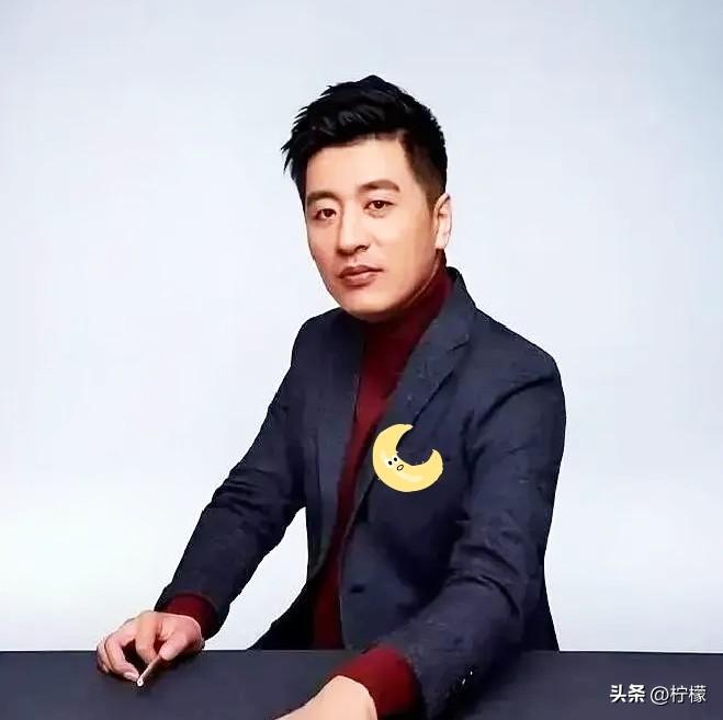 张雪峰老师走了之后，
我其实一直在看万霞。
我看她会不会哭，会不会出来讲故事，会