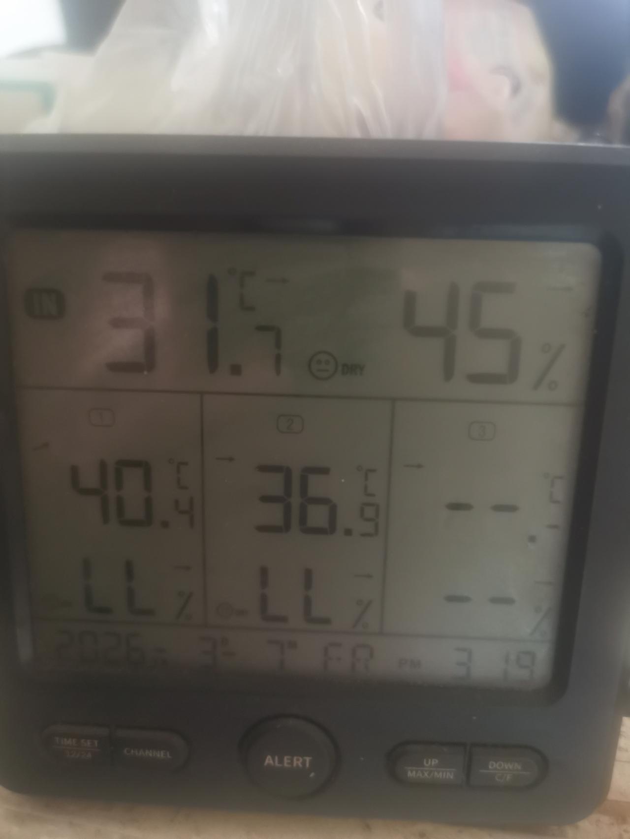 乌鲁木齐现在的温度，向阳面已突破40度，背阳面现在是36.9度，地表温度没测，悬