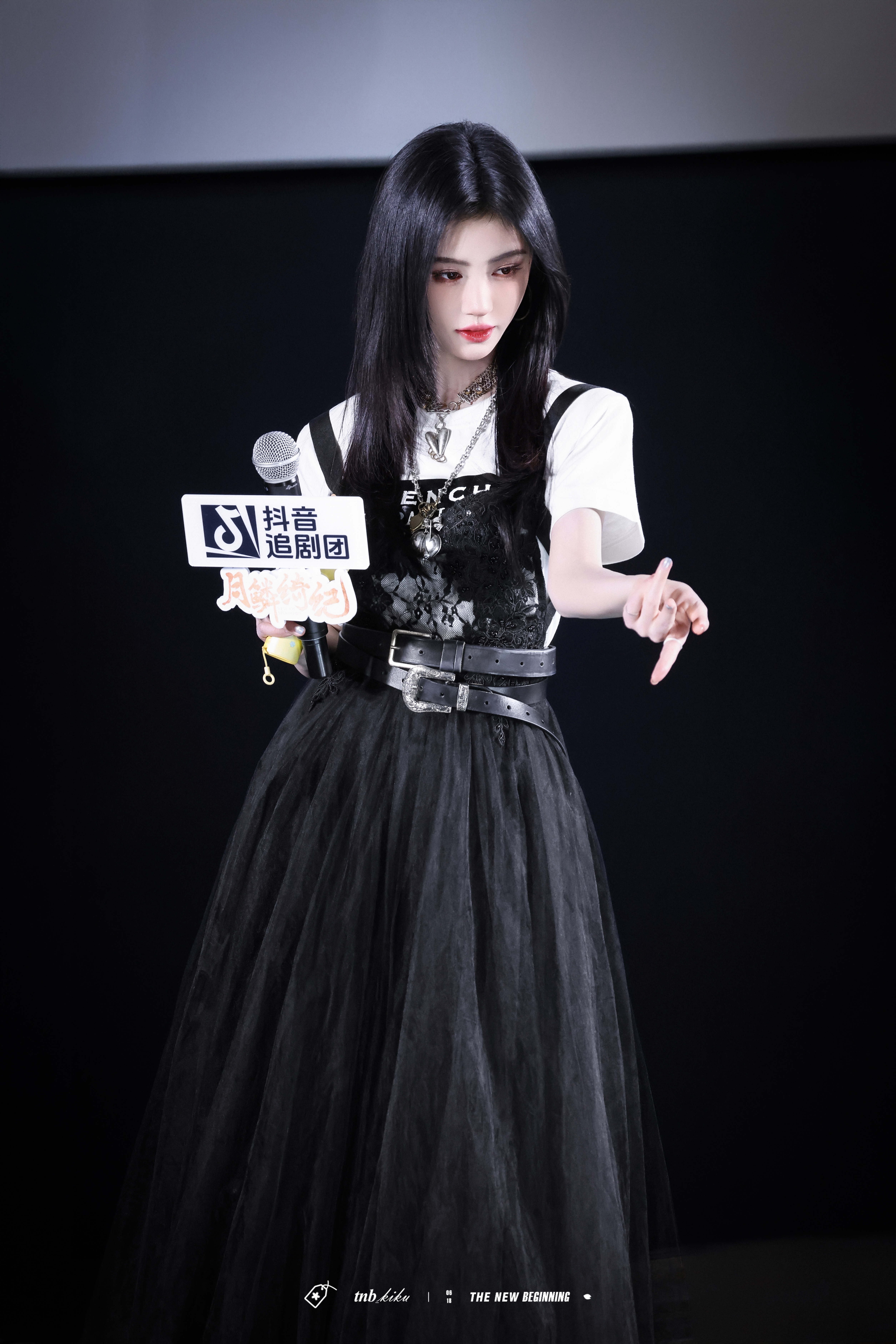 这里有一只萌萌的小狐狸 