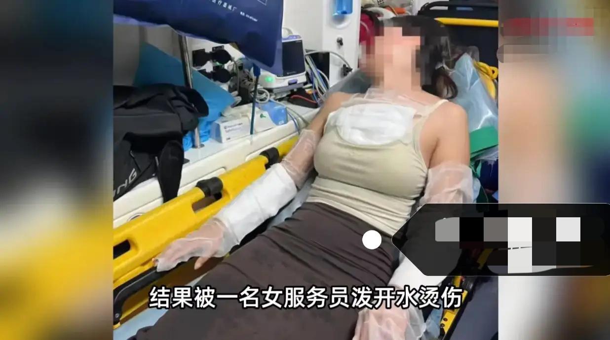 悲剧还是发生了！火锅店泼烫事件 9月7日，辽宁大连，一女子前往当地旅游时，和朋友