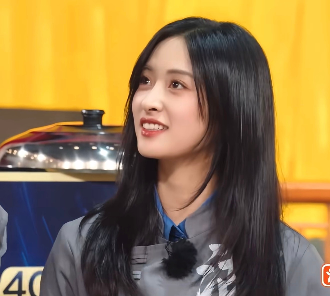 “你自己尝一下”“算了不尝了”“二搭”“二搭搭什么啊”碰到不好回答的问题又眼睛偏