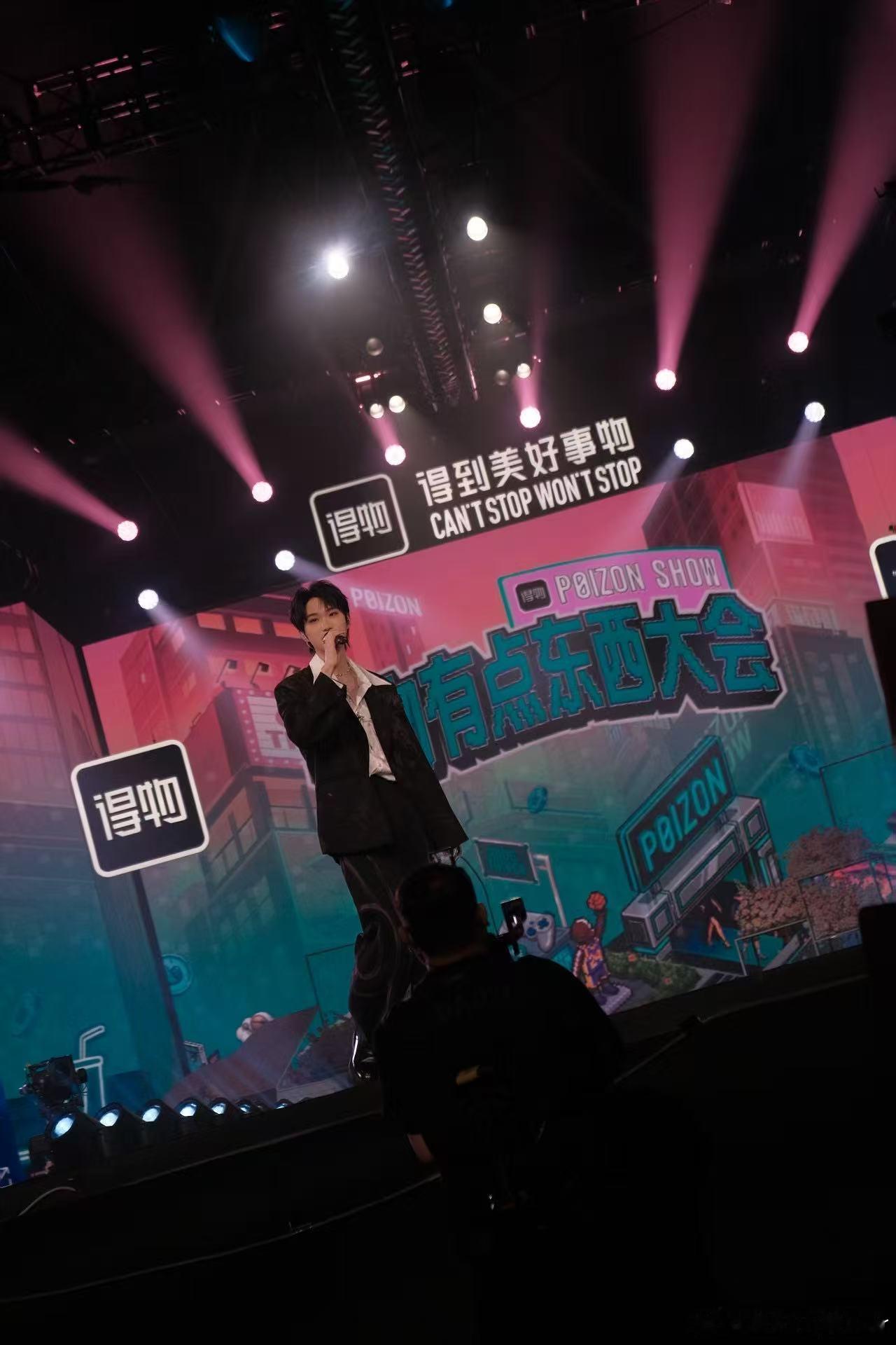 黄朔现场祝陈浚铭生日快乐 全场齐为陈浚铭庆生的瞬间太好哭，私下满满的温柔偏爱，双