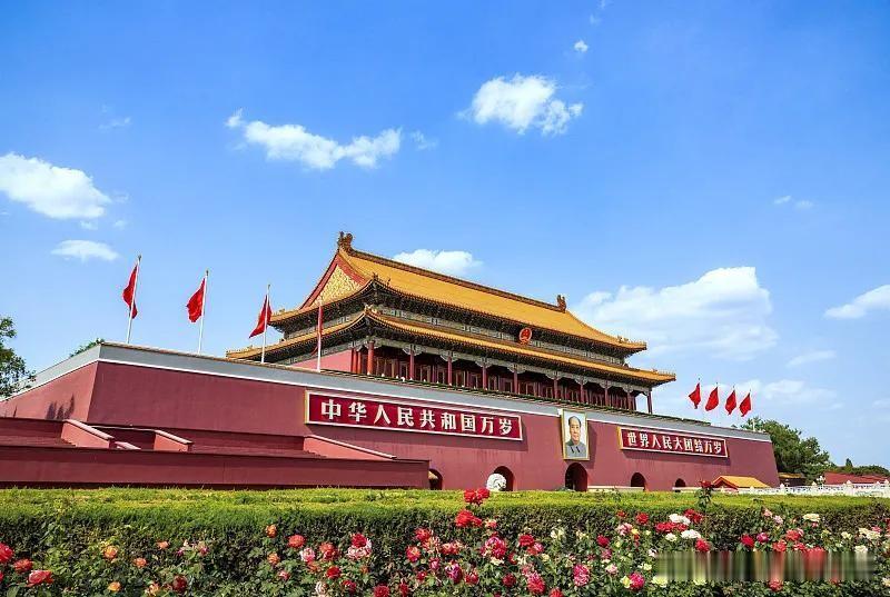 放眼当下国际舞台，阵营对抗死灰复燃，单边施压变本加厉，不少小国被裹挟其中、进退两