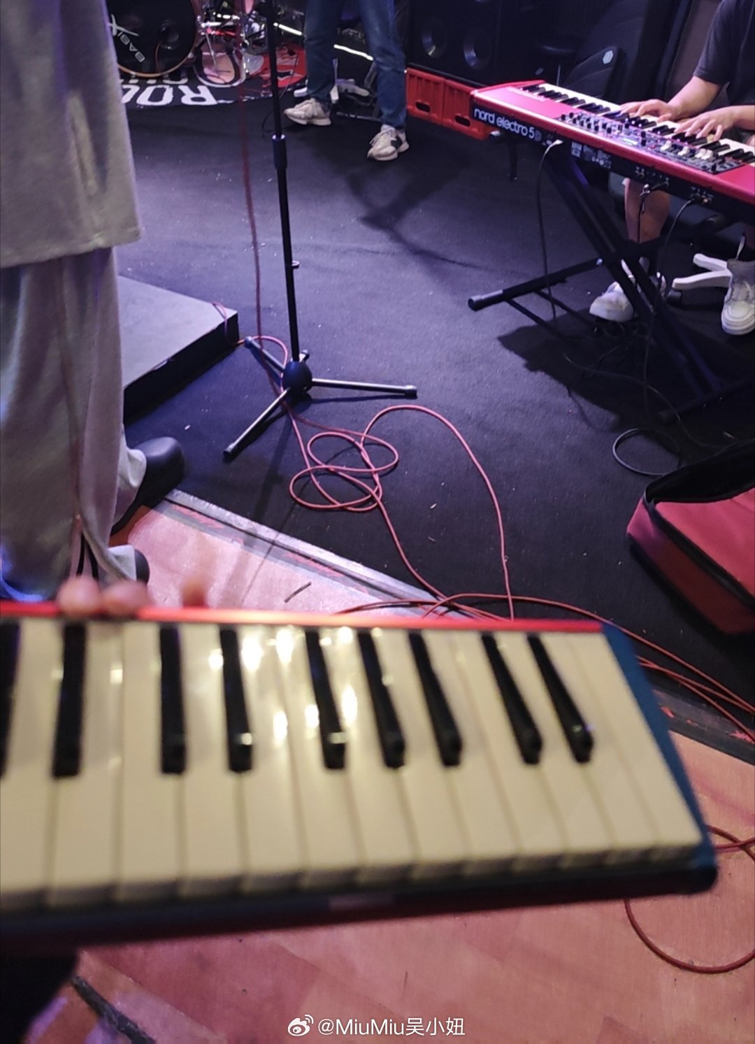 今天排练完~回家11点~现在已躺床上~12点前入睡！请大家监督