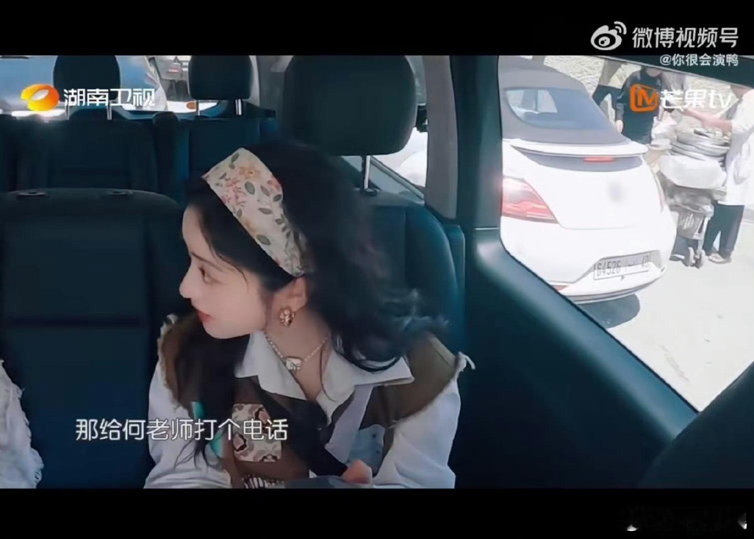 何炅[超话]何炅在歌手里cue沈月《歌手》与《中餐厅》梦幻交织，沈月有“何老师依