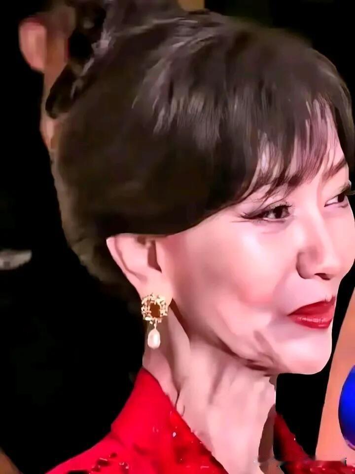 这是女明星真实中的颜值，不开美颜，真的好一般，一看就是普普通通的老年人了，你还认