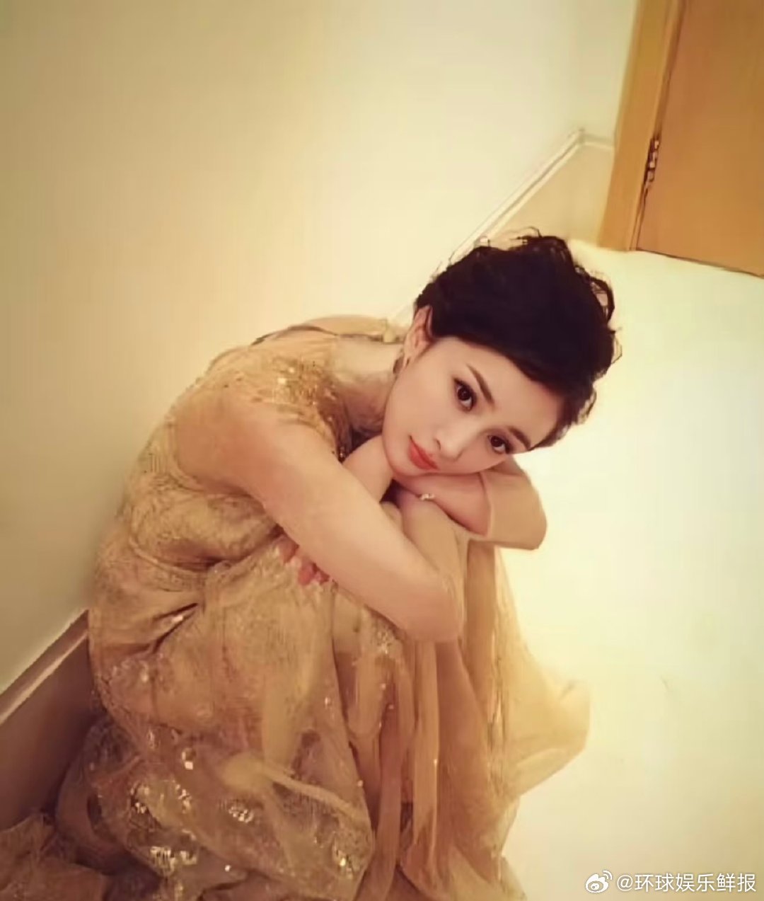 杨幂欧豪大小姐和她的保镖潮女杨幂+潮男欧豪，这不就是大小姐和保镖的时尚大片吗？每