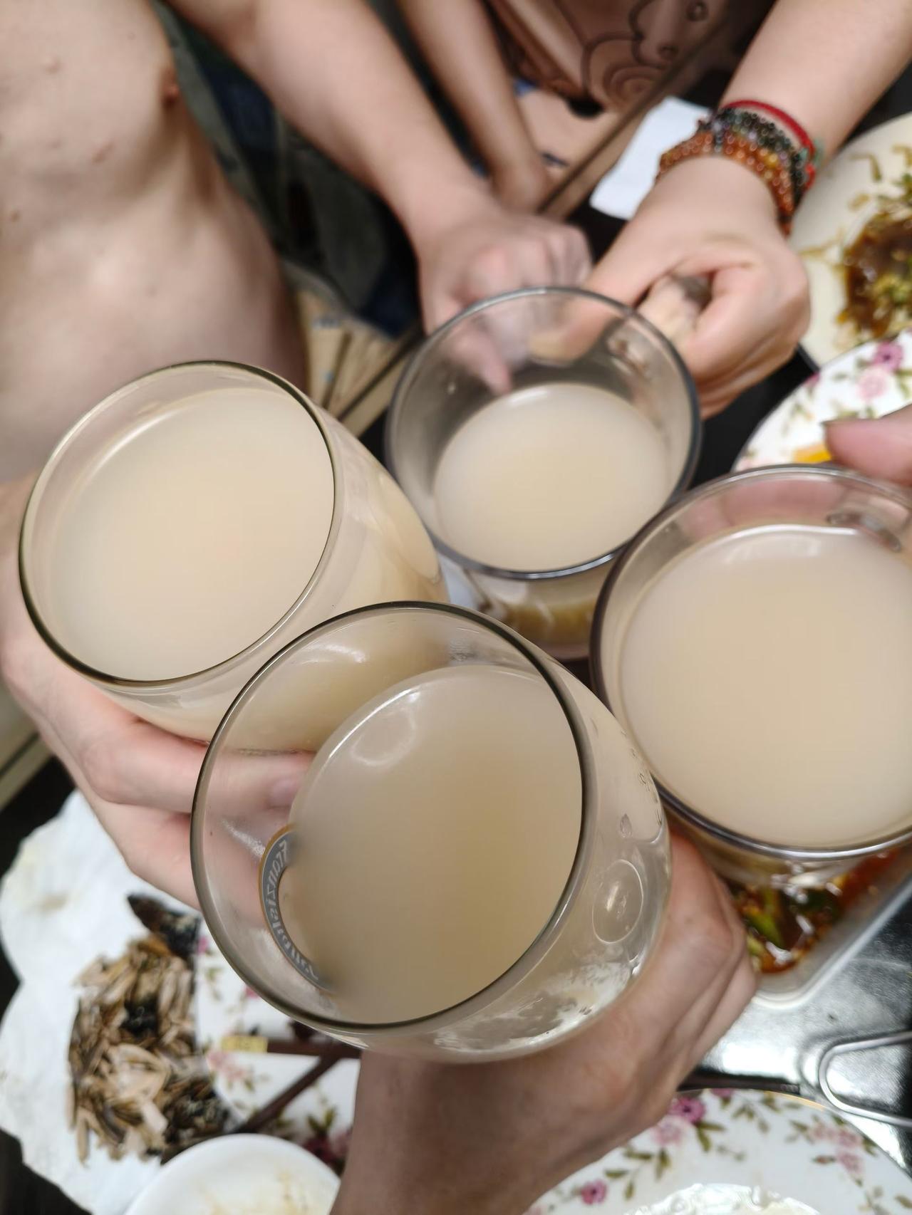 谁能知道这喝酒的四个人当中，分别有男女几人？