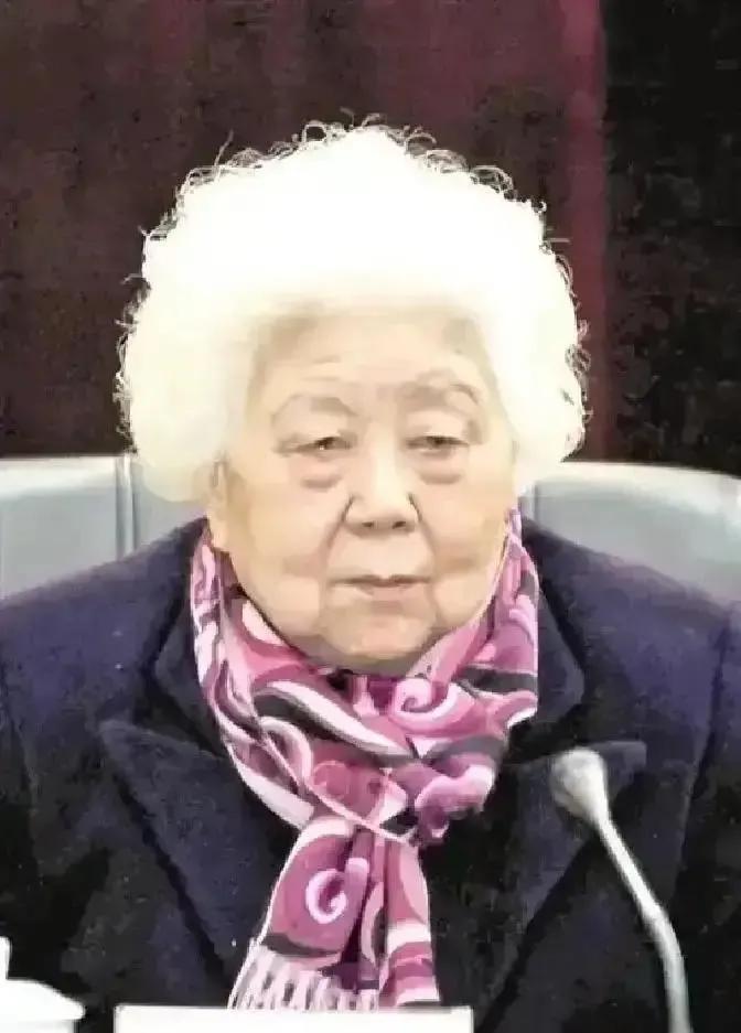 一篇关于重庆老档案管理员郭德贤的文章，近年在网上陆续被转载、讨论。文章里的许多细