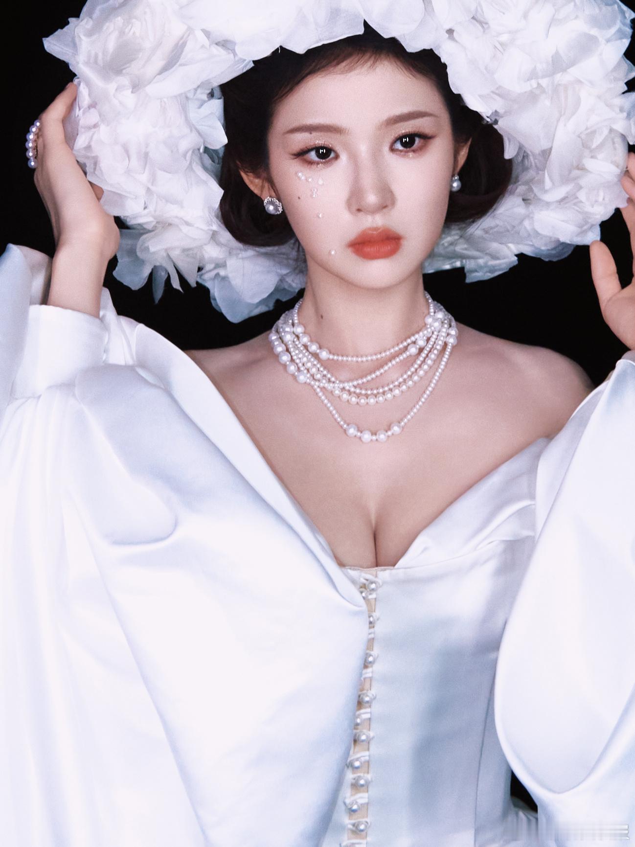 张淼怡星光大赏出图 张淼怡星光大赏这组出图氛围感拉满！缎面白裙搭配层叠珍珠，花艺