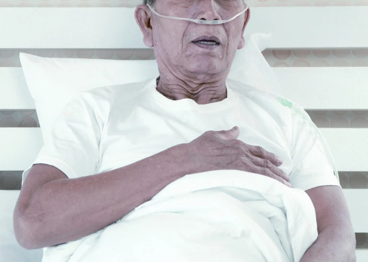 患者杨女士，60岁，确诊慢阻肺已超过十年。她长期居住在空气污浊的环境中...