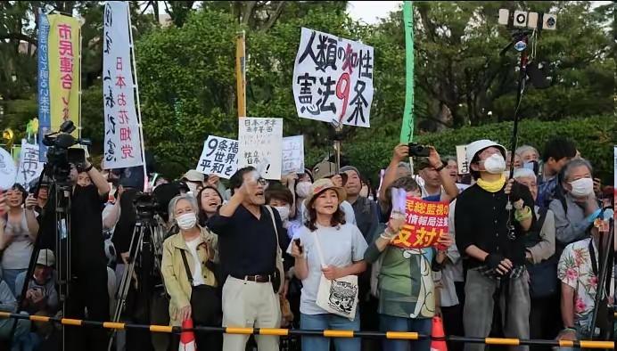 虽然日本爆发了万人规模的反战大游行，但我们千万不要被这种表面现象给骗了，因为这很