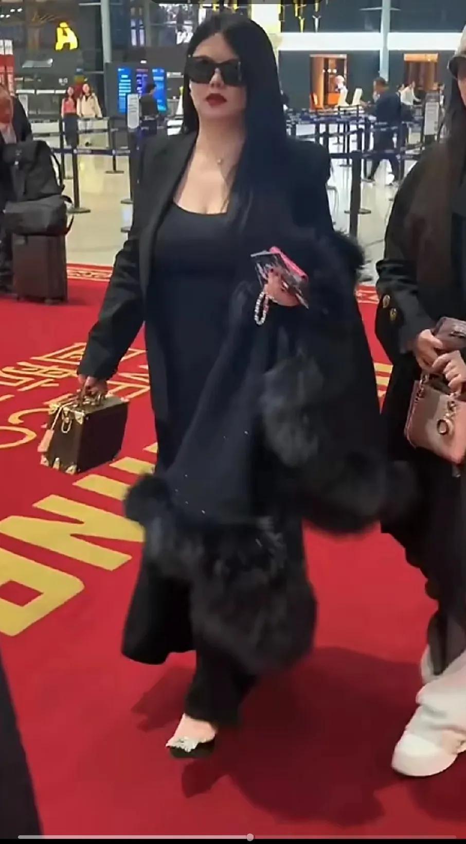 李湘这气场很强大，富婆天气自带贵气，
那些模仿者的衣服太廉价，根本穿不出这种高贵