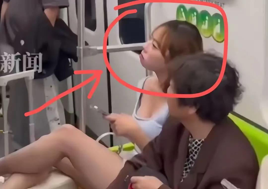 这样的穿着上地铁合适吗？
和她邻座或者对面的男士尴尬吗？
她附近的男士是不是都应