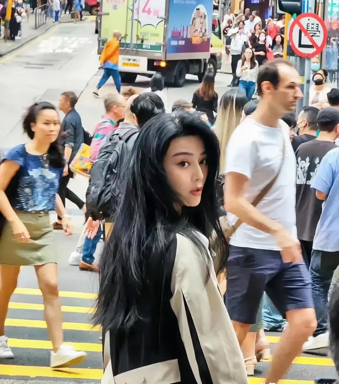 冰冰不经意的一次回眸，颜值不但超过了关之琳，更超过了李嘉欣，颜值当之无愧的第一了