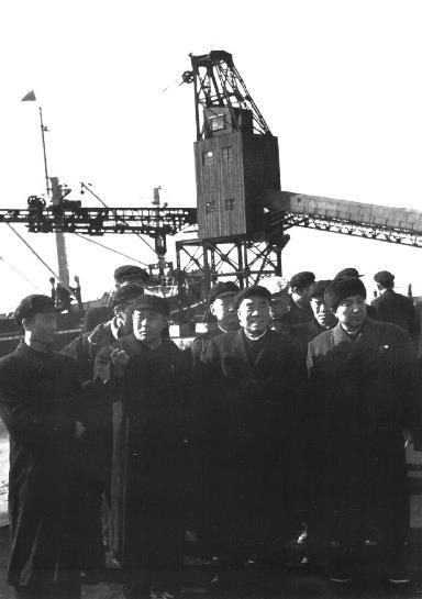 1958年11月，朱德视察天津新港。