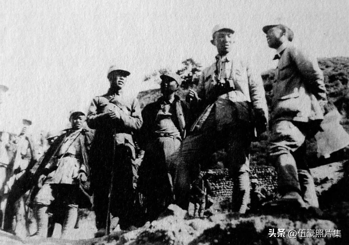 1940年10月30日，八路军野战政治部主任罗瑞卿（右二）与129师386旅旅长
