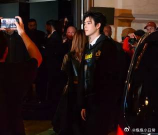 陈飞宇出个国帅成啥了 陈飞宇再度出国，依旧帅气无比！每一张拍摄的角度都透着帅气与