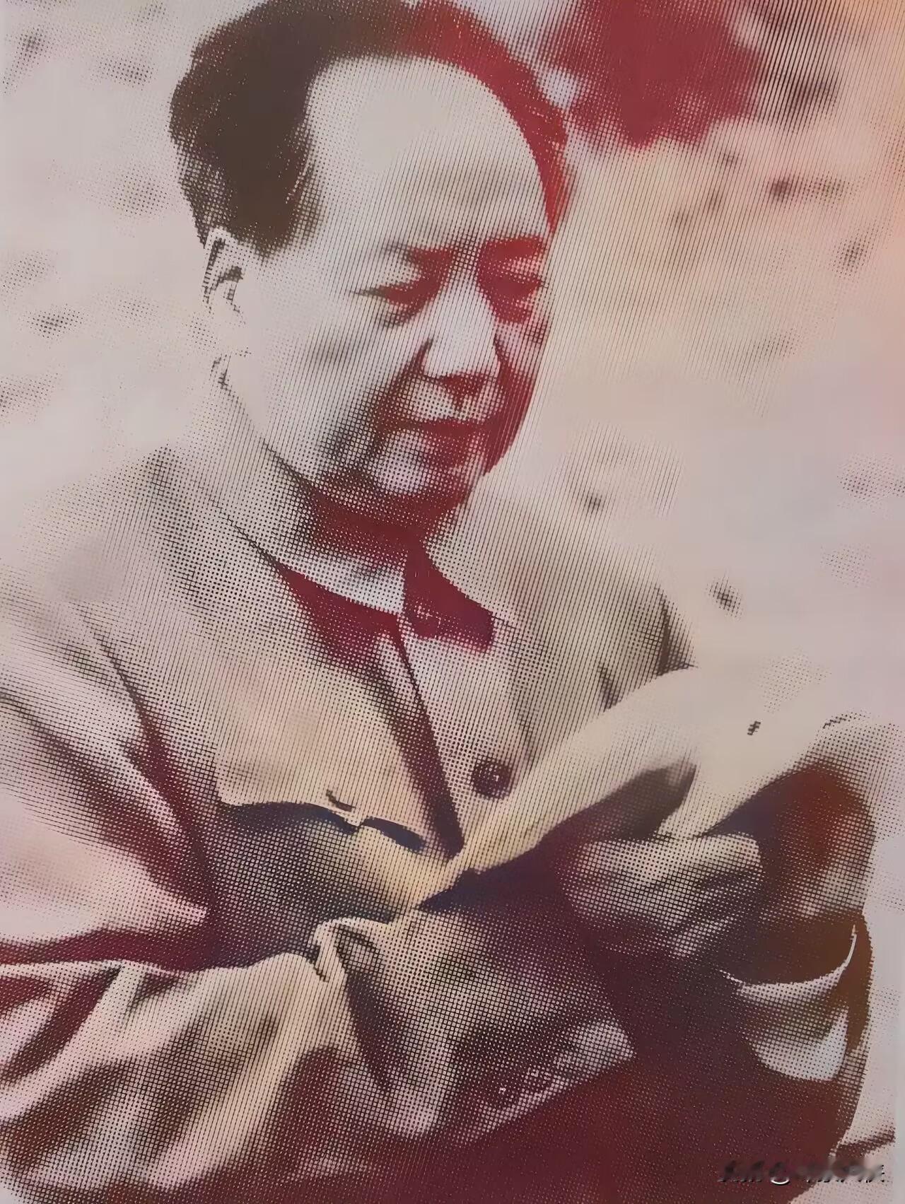 这是一张毛主席在1959年6月30日登庐山时留下的珍贵照片，镜头下，毛主席坐在庐