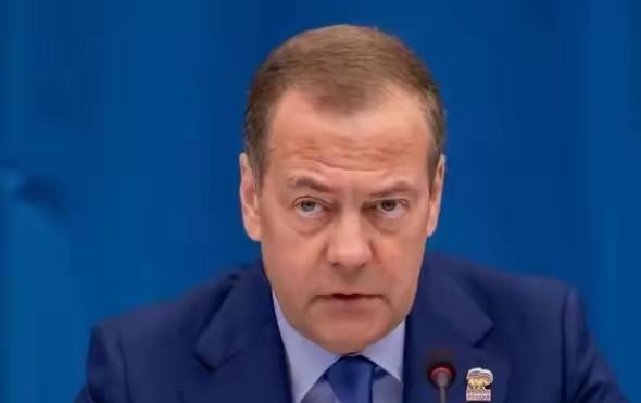 梅德韦杰夫19日一句话撕开了欧美关系的遮羞布：“让美国再次伟大？等于让丹麦再次变