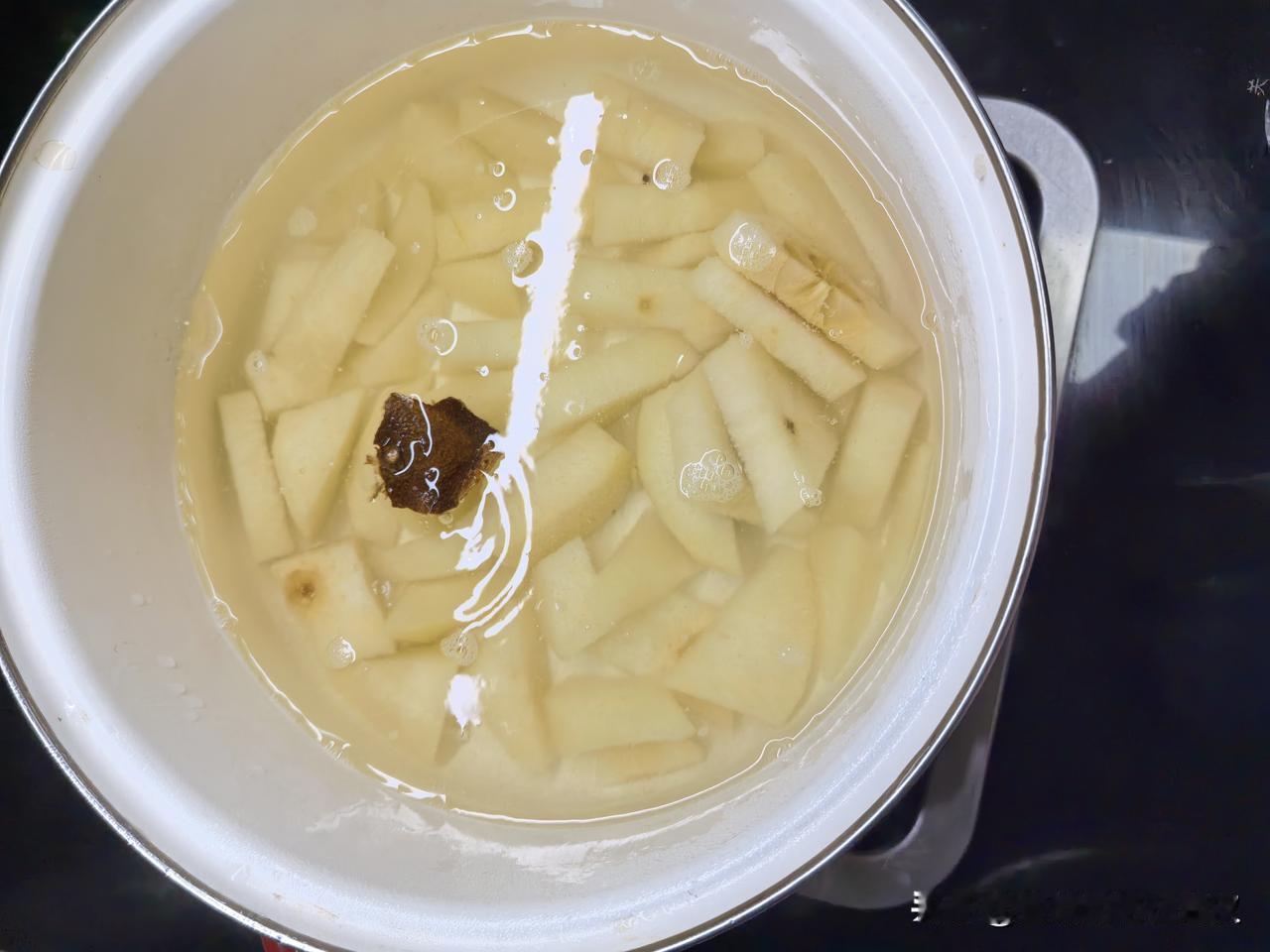 今天继续吃中药治疗咳嗽。

早上起来我还是用破壁机打豆浆。今天放的有银耳百合，南