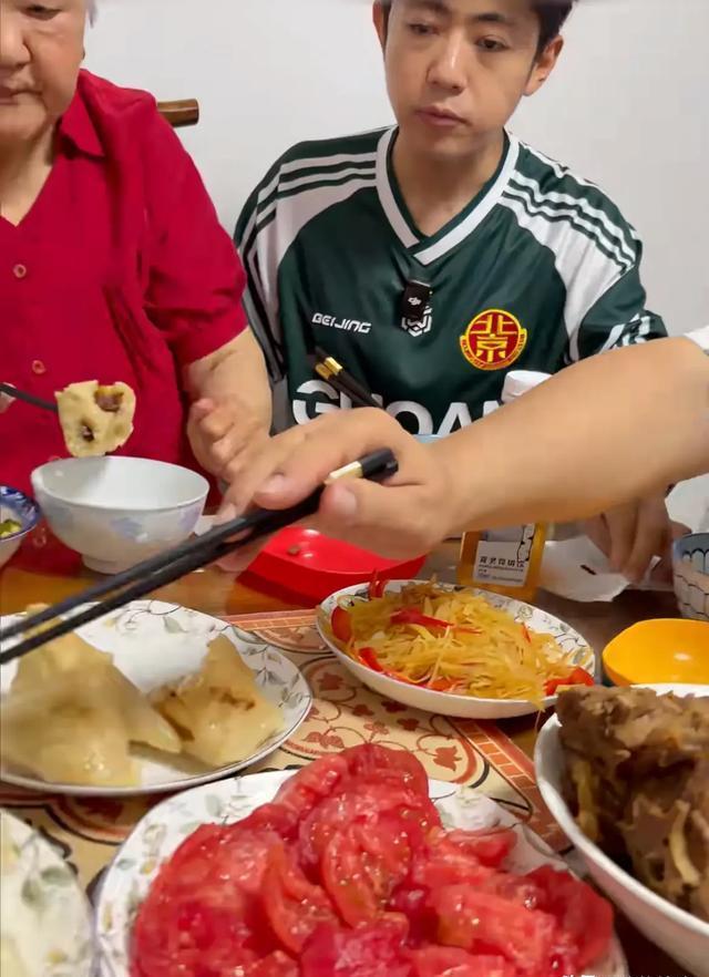 端午节假日，演员洪剑涛抽空前去看望已经八十多岁的老母亲。用餐结束之后桌上剩下不少