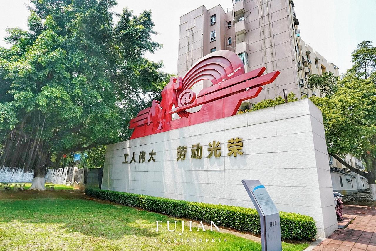从上世纪50年代的大炼钢铁，到现在占据三明半座城的钢铁厂区，三明与三钢早已是共生