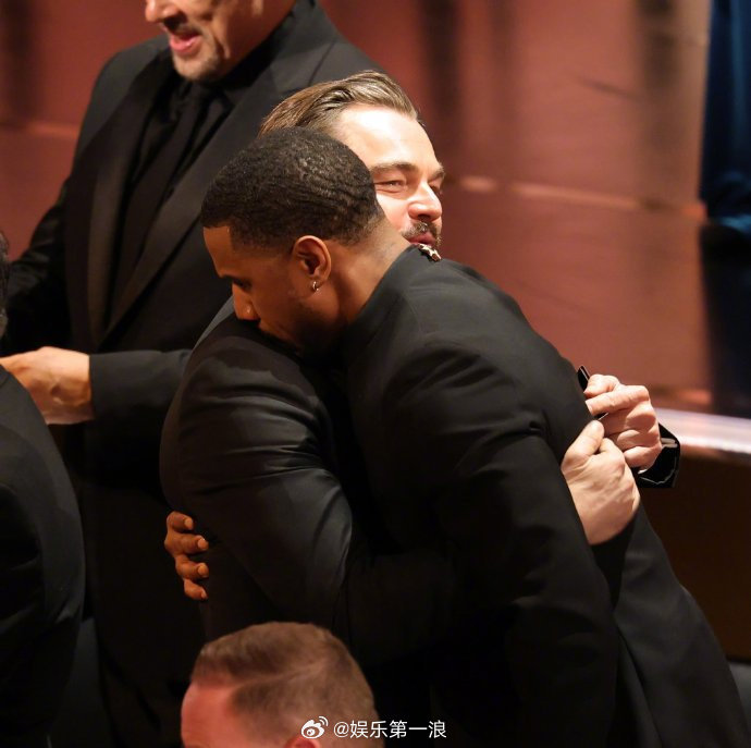 小李子祝贺迈克尔B乔丹小李子迈克尔B乔丹拥抱李奥纳多·迪卡普里奥祝贺迈克尔·B·