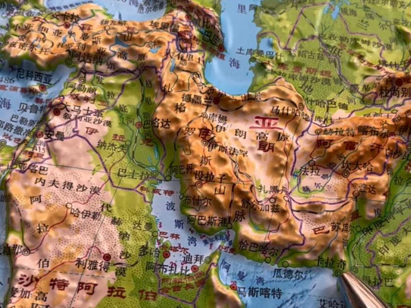 伊朗担心石油销售，要求寻找新客户。
伊朗石油产业的客户单一，哈梅内伊要求石油出口