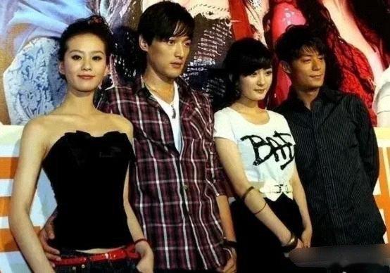 胡歌的手都直接去搂人家腰了，杨幂的表情说明了一切。 