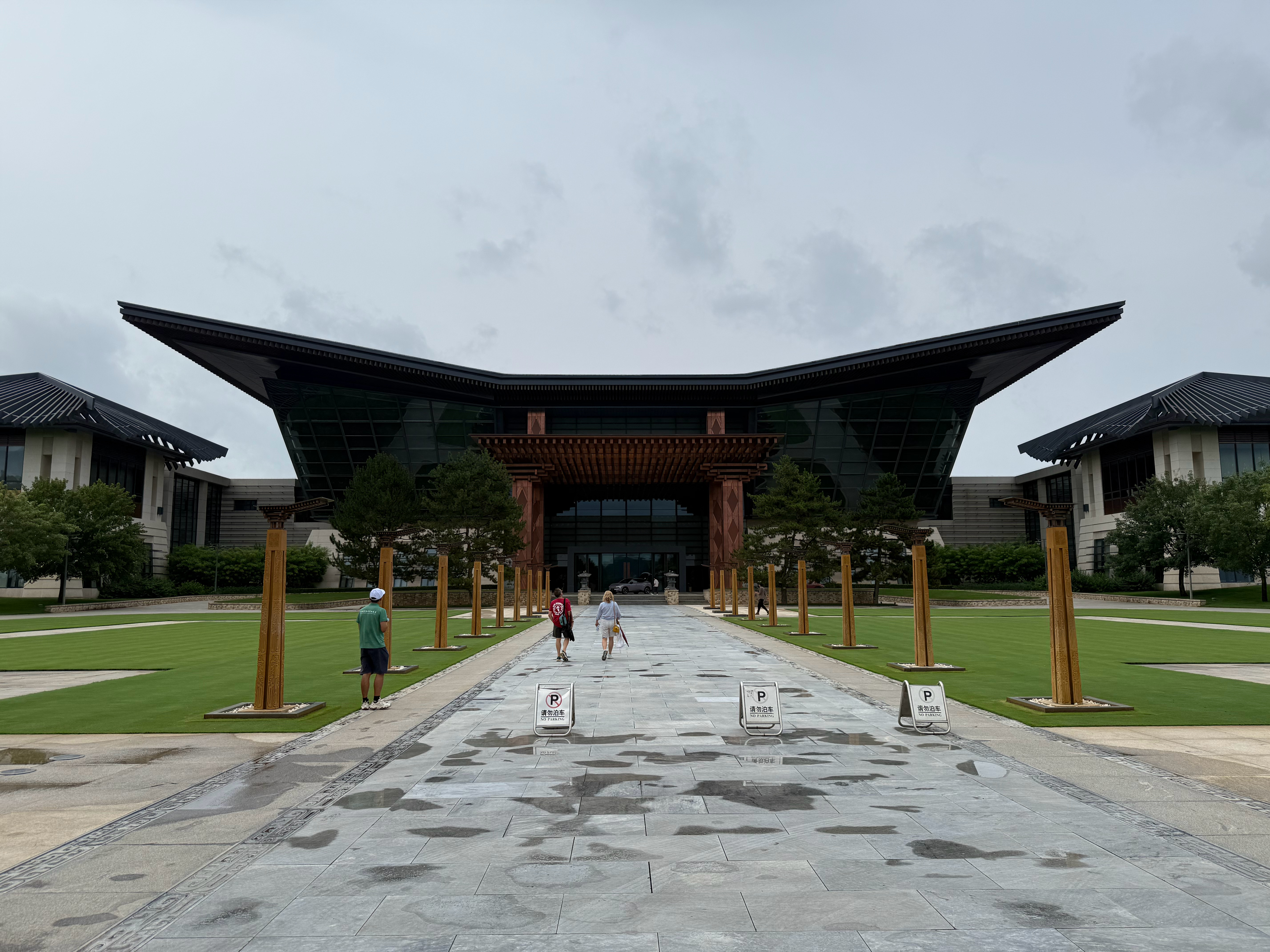 兄弟们来怀柔试驾小鹏 MONA L03 了天气预报告诉我红色预警，我特意带了个泳