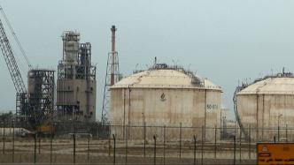 科威特石油重地遭无人机突袭，浓烟裹住整片工业区
 
4月5日，科威特舒韦赫石油综